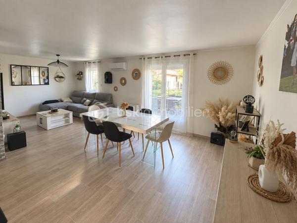 Venez découvrir cette maison parfaitement entretenue, édifiée sur un terrain de 875 m², située dans un environnement calme et agréable. Fonctionnelle et particulièrement bien isolée, elle ne nécessite aucun travaux.

Dès l’entrée, vous profiterez d’une belle pièce de vie de 47 m² avec cuisine ouverte, offrant un espace convivial et lumineux. La cuisine restera entièrement équipée, avec notamment son réfrigérateur américain.

L’espace nuit se compose de trois chambres, dont deux de 9 m² et une de 10.5 m², ainsi que d’une salle d’eau et de WC séparés.

Un garage attenant de 17 m² complète la partie principale de la maison.

À l’extérieur, vous bénéficierez d’une agréable terrasse de 35 m² exposée sud-est, idéale pour profiter des beaux jours, ainsi que de plusieurs dépendances :

    un abri bois de 11 m² ;
    un appentis de 9 m² ;
    un second garage indépendant de 17 m².

Le terrain dispose également d’un puits équipé d’une pompe, très pratique pour l’arrosage du jardin. Assainissement individuel par fosse septique.

Un véritable atout : ses performances énergétiques. La maison a bénéficié de nombreux travaux d’amélioration : isolation thermique extérieure complète, isolation du vide sanitaire et des combles, ainsi qu’un ballon d’eau chaude solaire. Ces équipements contribuent à son bon DPE et à une consommation énergétique maîtrisée.

Maison saine, performante et très bien entretenue, sans travaux à prévoir, offrant de beaux espaces et un cadre de vie paisible.

Une maison fonctionnelle et économe à découvrir rapidement !