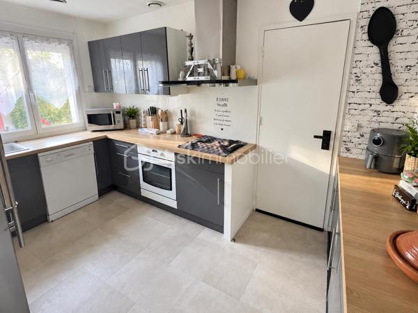 Venez découvrir cette maison parfaitement entretenue, édifiée sur un terrain de 875 m², située dans un environnement calme et agréable. Fonctionnelle et particulièrement bien isolée, elle ne nécessite aucun travaux.

Dès l’entrée, vous profiterez d’une belle pièce de vie de 47 m² avec cuisine ouverte, offrant un espace convivial et lumineux. La cuisine restera entièrement équipée, avec notamment son réfrigérateur américain.

L’espace nuit se compose de trois chambres, dont deux de 9 m² et une de 10.5 m², ainsi que d’une salle d’eau et de WC séparés.

Un garage attenant de 17 m² complète la partie principale de la maison.

À l’extérieur, vous bénéficierez d’une agréable terrasse de 35 m² exposée sud-est, idéale pour profiter des beaux jours, ainsi que de plusieurs dépendances :

    un abri bois de 11 m² ;
    un appentis de 9 m² ;
    un second garage indépendant de 17 m².

Le terrain dispose également d’un puits équipé d’une pompe, très pratique pour l’arrosage du jardin. Assainissement individuel par fosse septique.

Un véritable atout : ses performances énergétiques. La maison a bénéficié de nombreux travaux d’amélioration : isolation thermique extérieure complète, isolation du vide sanitaire et des combles, ainsi qu’un ballon d’eau chaude solaire. Ces équipements contribuent à son bon DPE et à une consommation énergétique maîtrisée.

Maison saine, performante et très bien entretenue, sans travaux à prévoir, offrant de beaux espaces et un cadre de vie paisible.

Une maison fonctionnelle et économe à découvrir rapidement !