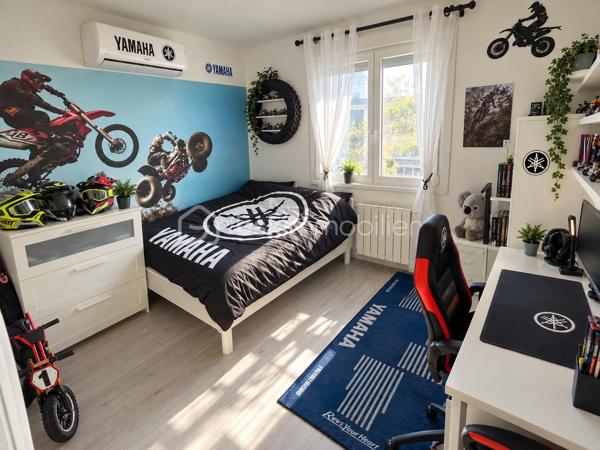 Venez découvrir cette maison parfaitement entretenue, édifiée sur un terrain de 875 m², située dans un environnement calme et agréable. Fonctionnelle et particulièrement bien isolée, elle ne nécessite aucun travaux.

Dès l’entrée, vous profiterez d’une belle pièce de vie de 47 m² avec cuisine ouverte, offrant un espace convivial et lumineux. La cuisine restera entièrement équipée, avec notamment son réfrigérateur américain.

L’espace nuit se compose de trois chambres, dont deux de 9 m² et une de 10.5 m², ainsi que d’une salle d’eau et de WC séparés.

Un garage attenant de 17 m² complète la partie principale de la maison.

À l’extérieur, vous bénéficierez d’une agréable terrasse de 35 m² exposée sud-est, idéale pour profiter des beaux jours, ainsi que de plusieurs dépendances :

    un abri bois de 11 m² ;
    un appentis de 9 m² ;
    un second garage indépendant de 17 m².

Le terrain dispose également d’un puits équipé d’une pompe, très pratique pour l’arrosage du jardin. Assainissement individuel par fosse septique.

Un véritable atout : ses performances énergétiques. La maison a bénéficié de nombreux travaux d’amélioration : isolation thermique extérieure complète, isolation du vide sanitaire et des combles, ainsi qu’un ballon d’eau chaude solaire. Ces équipements contribuent à son bon DPE et à une consommation énergétique maîtrisée.

Maison saine, performante et très bien entretenue, sans travaux à prévoir, offrant de beaux espaces et un cadre de vie paisible.

Une maison fonctionnelle et économe à découvrir rapidement !