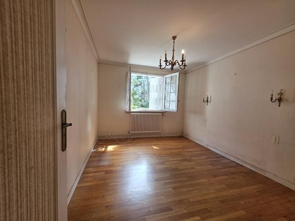 Exclusivité Agence. LESCONIL, Maison de Plain-Pied à rénover Sur Son Grand Terrain Constructible de 4833 m²
