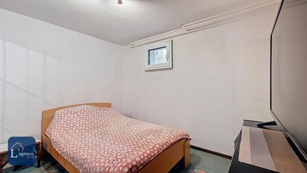 Maison Individuelle T7 de 240m2 avec piscine, terrasse, garage double, atelier indépendant, quartier calme proche centre-ville