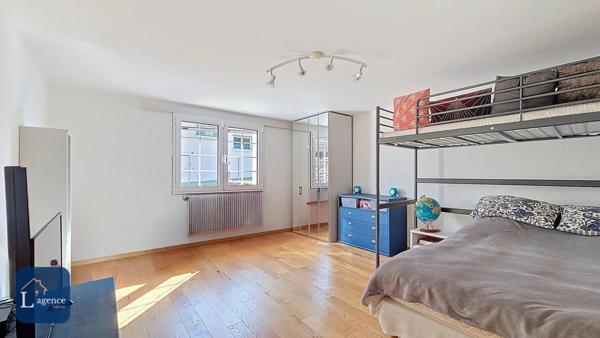 Maison Individuelle T7 de 240m2 avec piscine, terrasse, garage double, atelier indépendant, quartier calme proche centre-ville