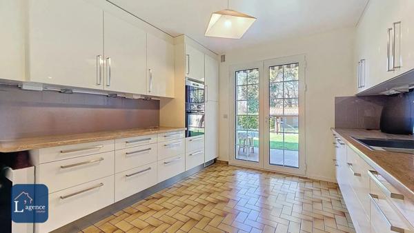 Maison Individuelle T7 de 240m2 avec piscine, terrasse, garage double, atelier indépendant, quartier calme proche centre-ville