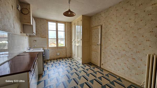 EN VENTE - 2 H PARIS - COSNE SUR LOIRE - Maison sur sous-sol comprenant 2 appartements.