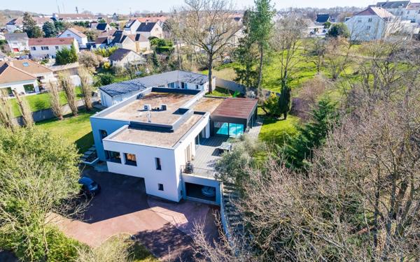 Maison à vendre    8 pièces • 327,59 m2 Montévrain