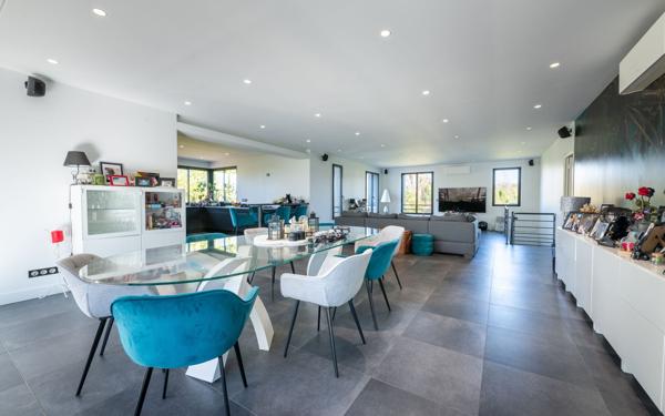 Maison à vendre    8 pièces • 327,59 m2 Montévrain