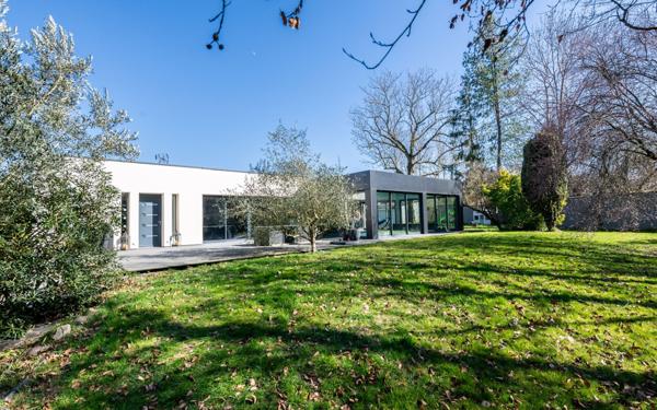 Maison à vendre    8 pièces • 327,59 m2 Montévrain