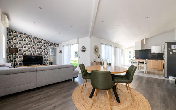 Maison à vendre    8 pièces • 327,59 m2 Montévrain