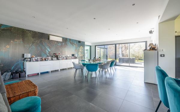 Maison à vendre    8 pièces • 327,59 m2 Montévrain