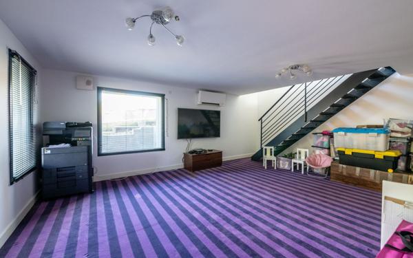 Maison à vendre    8 pièces • 327,59 m2 Montévrain