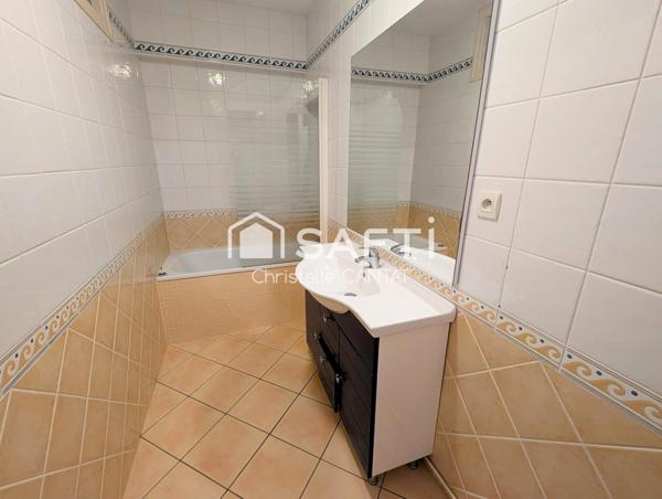 Appartement F4, grand séjour, 3 chambres, parking.