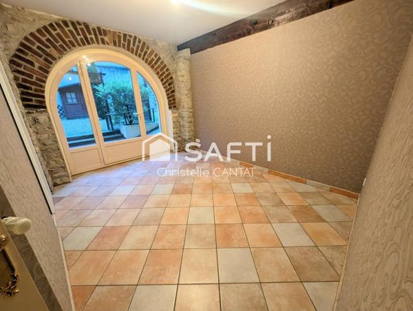 Appartement F4, grand séjour, 3 chambres, parking.
