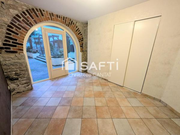 Appartement F4, grand séjour, 3 chambres, parking.