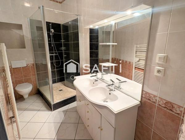 Appartement F4, grand séjour, 3 chambres, parking.