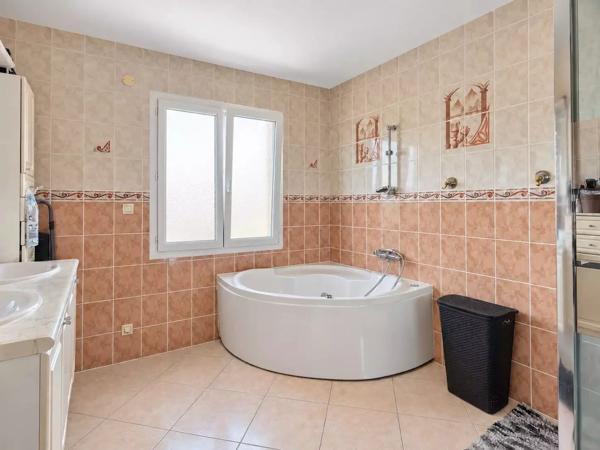 Périgny – Maison de 156 m² – 4 chambres – piscine chauffée