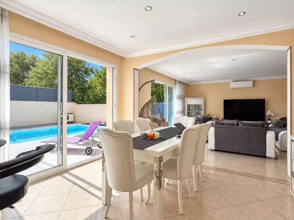 Périgny – Maison de 156 m² – 4 chambres – piscine chauffée