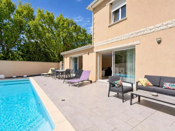 Périgny – Maison de 156 m² – 4 chambres – piscine chauffée
