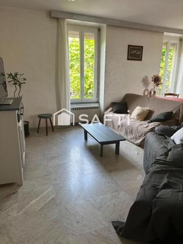 Belle propriété verdoyante, au cœur de la ville avec 3 logements indépendants
