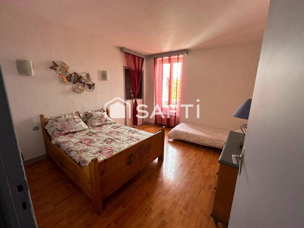 Belle propriété verdoyante, au cœur de la ville avec 3 logements indépendants