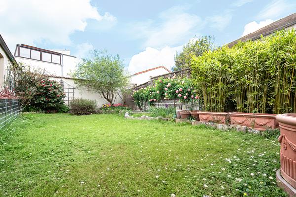 Maison
         9 pièces
        - 260 m² Bien prestige 1 690 000 € *