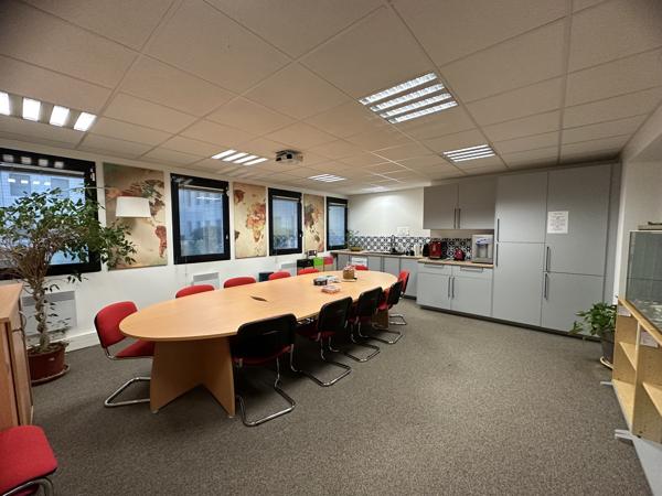 Bureaux à vendre à Nanterre dans immeuble rénové proche La Défense