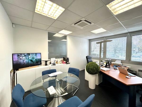 Bureaux à louer 346 m² à Bruges Parc Chavailles avec 16 places de parking