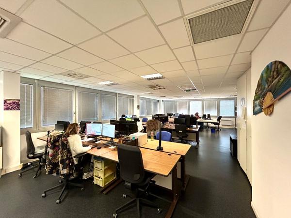 Bureaux à louer 346 m² à Bruges Parc Chavailles avec 16 places de parking