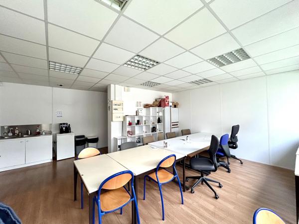 Bureaux à louer 346 m² à Bruges Parc Chavailles avec 16 places de parking