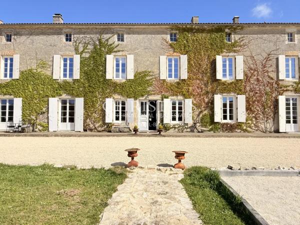 Une demeure du XVIIe siècle au cœur des vignes de Charente — domaine clos, dépendances et piscine