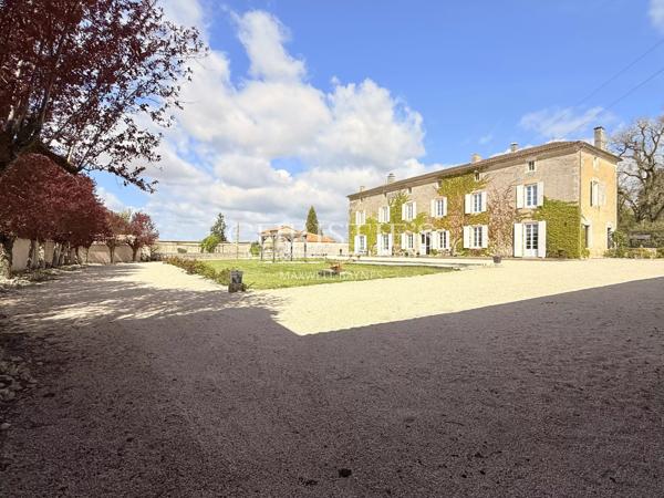 Une demeure du XVIIe siècle au cœur des vignes de Charente — domaine clos, dépendances et piscine