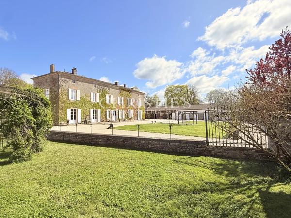 Une demeure du XVIIe siècle au cœur des vignes de Charente — domaine clos, dépendances et piscine