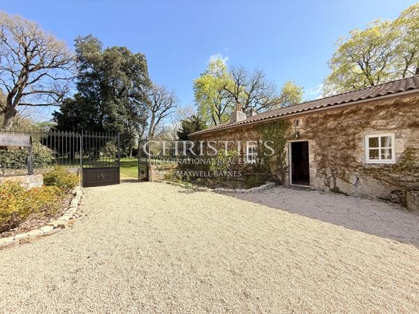 Une demeure du XVIIe siècle au cœur des vignes de Charente — domaine clos, dépendances et piscine