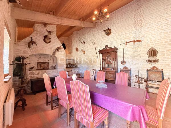 Une demeure du XVIIe siècle au cœur des vignes de Charente — domaine clos, dépendances et piscine
