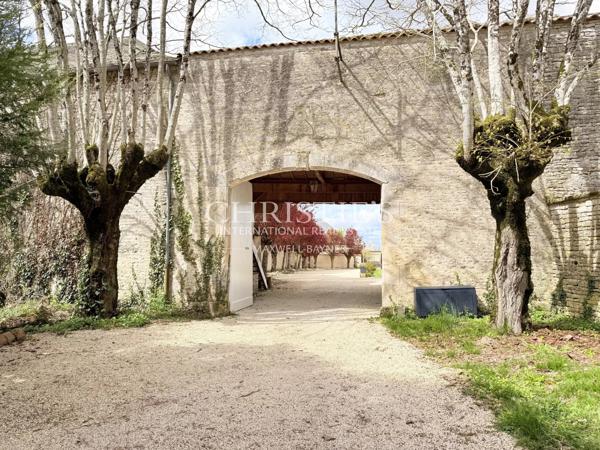 Une demeure du XVIIe siècle au cœur des vignes de Charente — domaine clos, dépendances et piscine