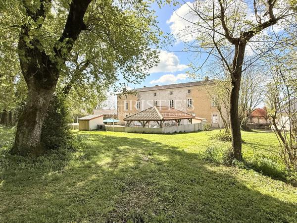 Une demeure du XVIIe siècle au cœur des vignes de Charente — domaine clos, dépendances et piscine