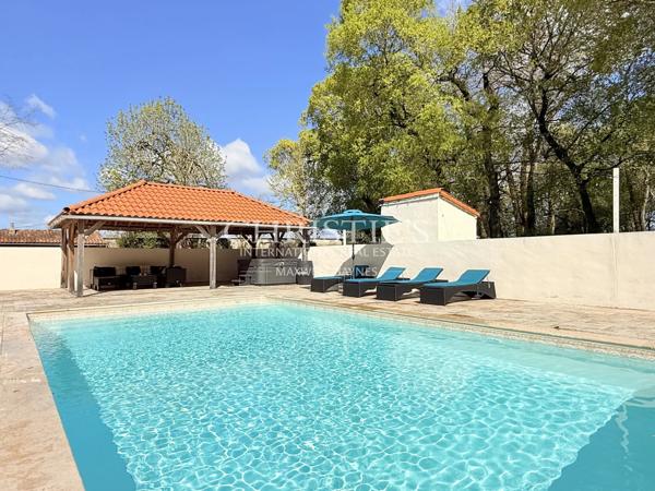 Une demeure du XVIIe siècle au cœur des vignes de Charente — domaine clos, dépendances et piscine