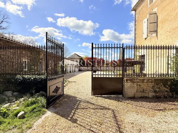 Une demeure du XVIIe siècle au cœur des vignes de Charente — domaine clos, dépendances et piscine