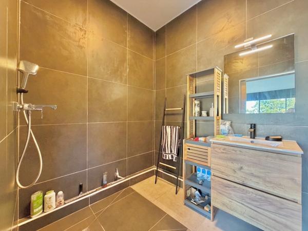 À VENDRE SAINT-PIERRE (97410) – TERRE ROUGE Villa T5 contemporaine – 150 m² – Piscine – Terrain 726 m²