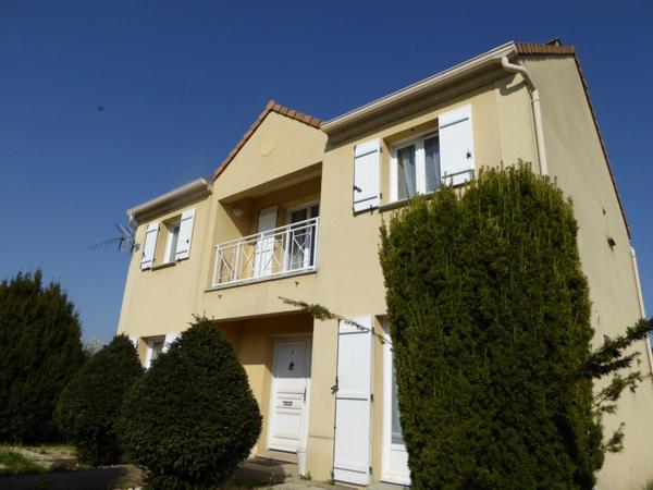 Pavillon 6 pièces état neuf avec grand terrain