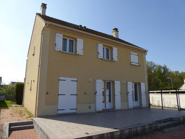 Pavillon 6 pièces état neuf avec grand terrain