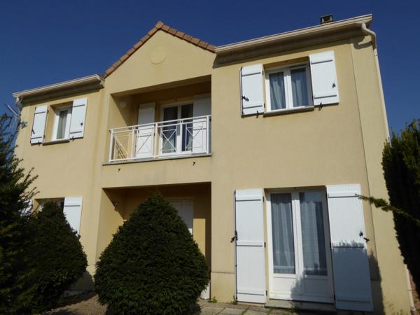 Pavillon 6 pièces état neuf avec grand terrain