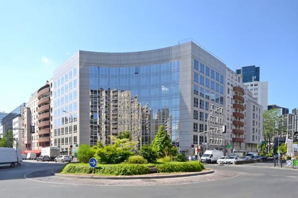 Place Victor Hugo à Courbevoie, des plateaux de bureaux lumineux avec espace extérieur