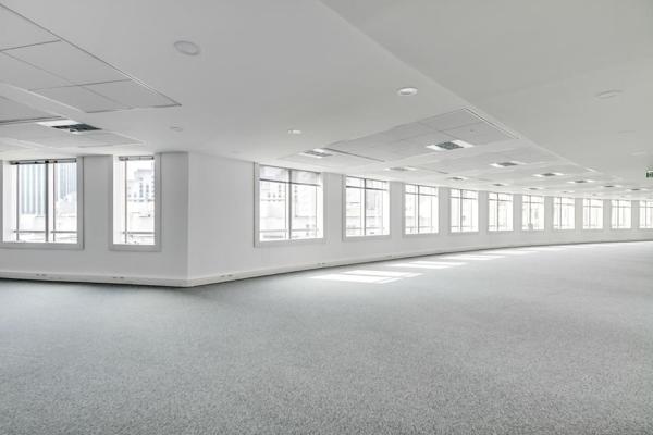 Place Victor Hugo à Courbevoie, des plateaux de bureaux lumineux avec espace extérieur