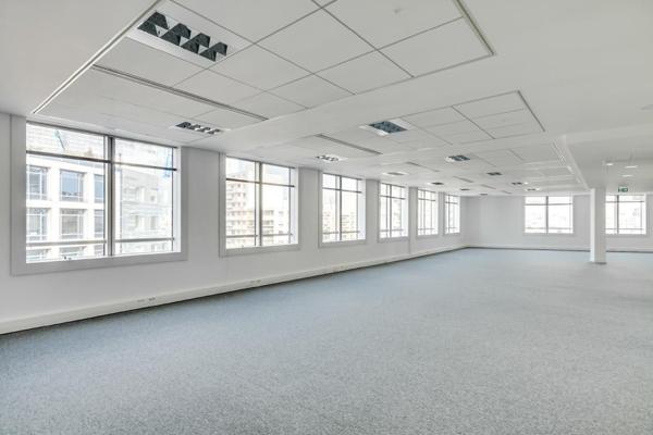 Place Victor Hugo à Courbevoie, des plateaux de bureaux lumineux avec espace extérieur