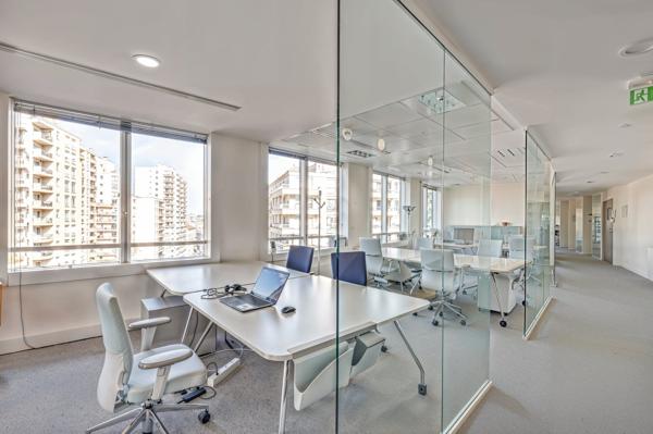 Place Victor Hugo à Courbevoie, des plateaux de bureaux lumineux avec espace extérieur
