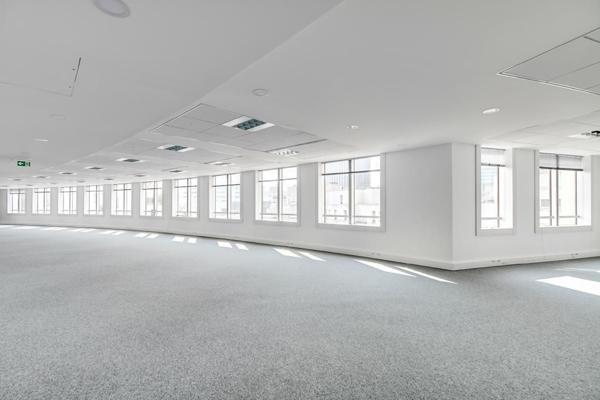 Place Victor Hugo à Courbevoie, des plateaux de bureaux lumineux avec espace extérieur