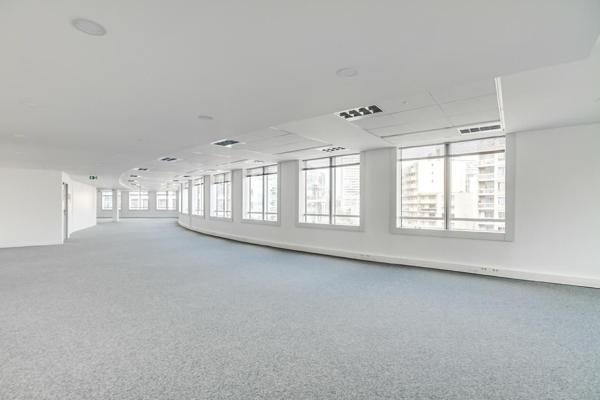 Place Victor Hugo à Courbevoie, des plateaux de bureaux lumineux avec espace extérieur