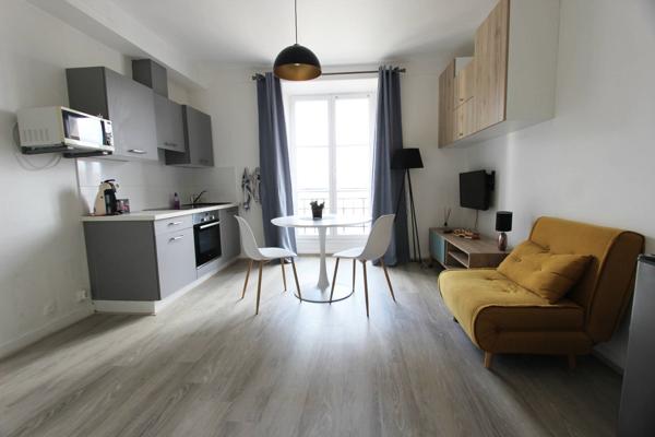 UN STUDIO, ENTIÈREMENT MEUBLÉ, IDÉALEMENT SITUÉ SUR LES QUAIS. -