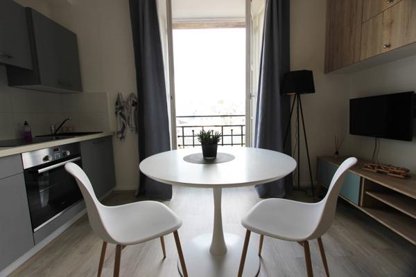 UN STUDIO, ENTIÈREMENT MEUBLÉ, IDÉALEMENT SITUÉ SUR LES QUAIS. -