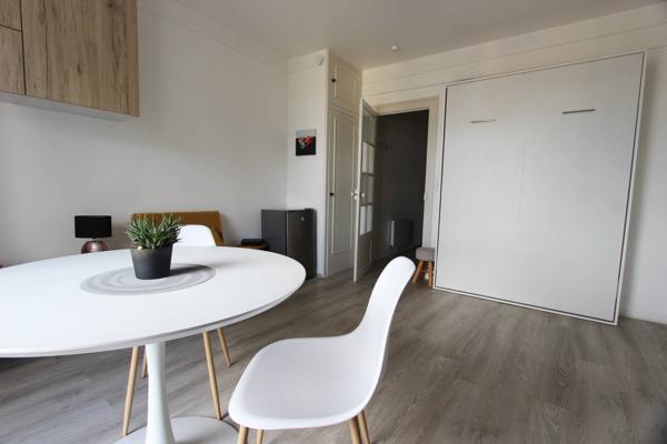 UN STUDIO, ENTIÈREMENT MEUBLÉ, IDÉALEMENT SITUÉ SUR LES QUAIS. -